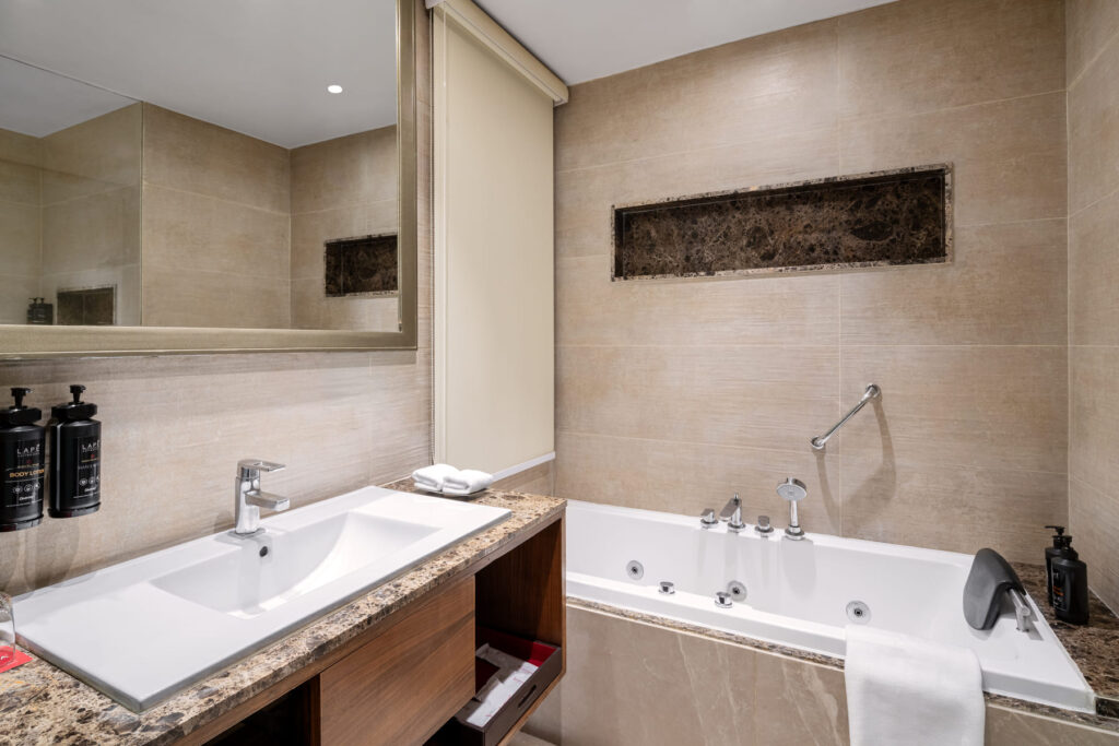 Luxury Suite bathroom with Bathtub Gurgaon Sector 44 Book Direct